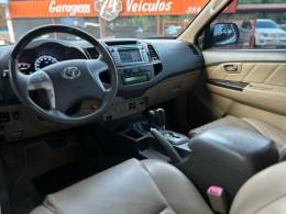 TOYOTA - HILUX SW4 - 2012/2013 - Branca - R$ 145.900,00