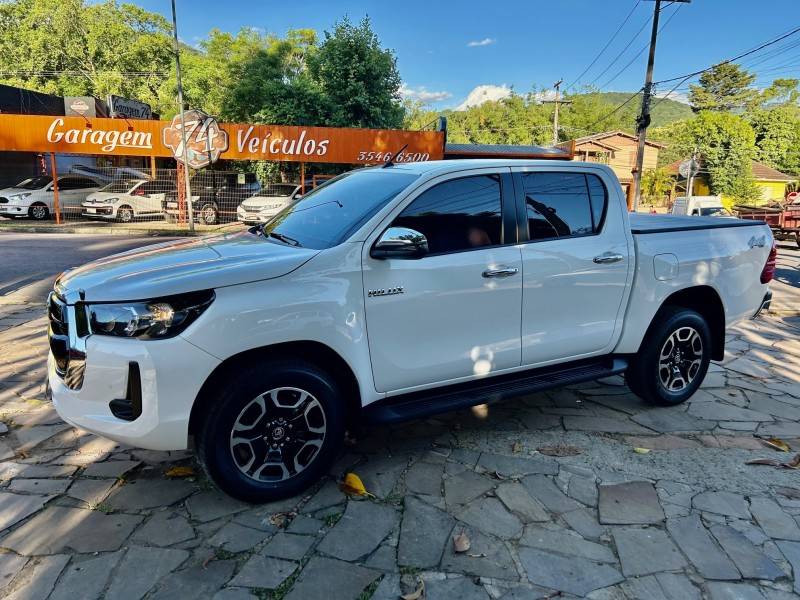 TOYOTA - HILUX - 2022/2022 - Branca - R$ 255.900,00