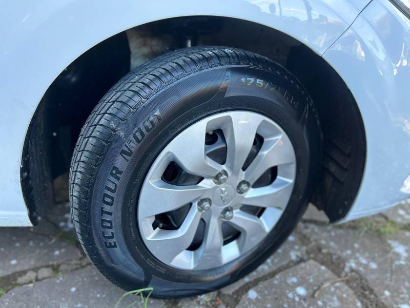 CHEVROLET - ONIX - 2019/2019 - Branca - R$ 54.500,00