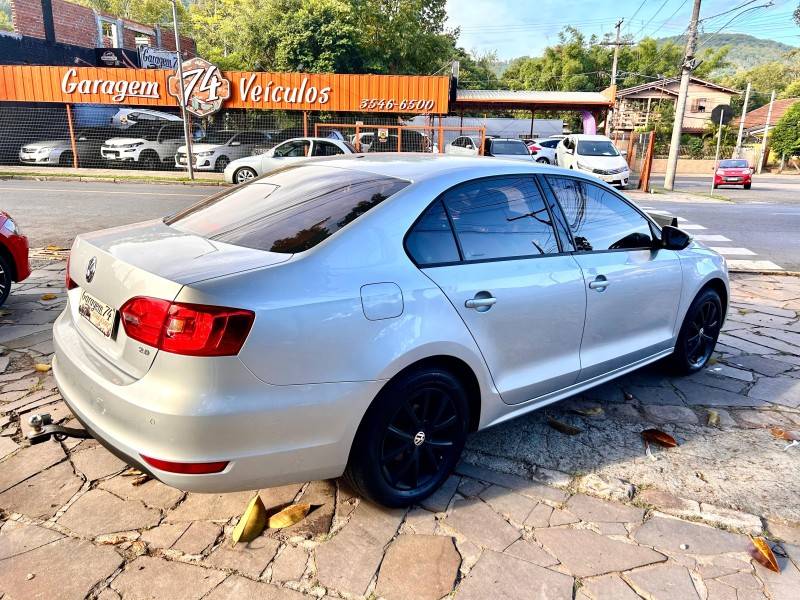 VOLKSWAGEN - JETTA - 2013/2013 - Prata - R$ 65.900,00