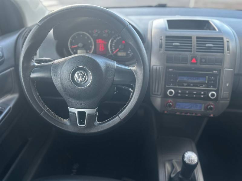 VOLKSWAGEN - POLO SEDAN - 2012/2013 - Preta - R$ 46.900,00