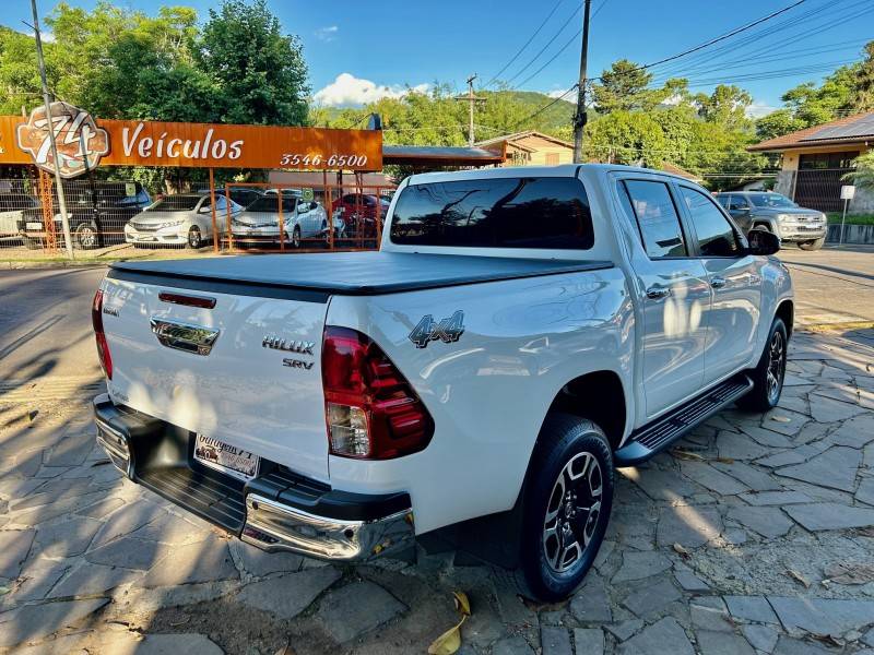 TOYOTA - HILUX - 2022/2022 - Branca - R$ 255.900,00