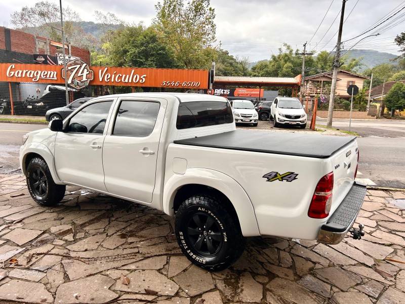 TOYOTA - HILUX - 2014/2014 - Branca - R$ 124.900,00