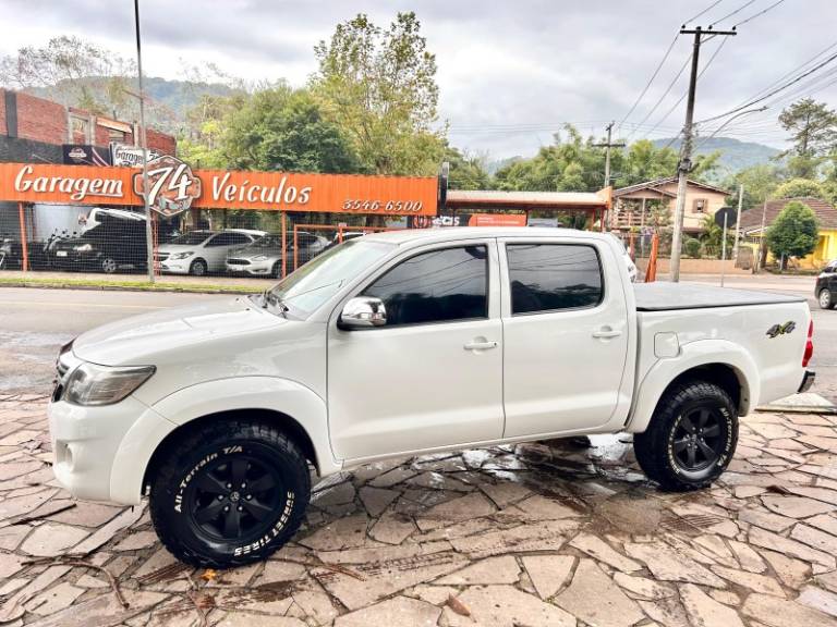 TOYOTA - HILUX - 2014/2014 - Branca - R$ 124.900,00