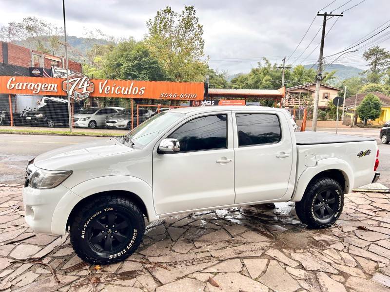 TOYOTA - HILUX - 2014/2014 - Branca - R$ 124.900,00