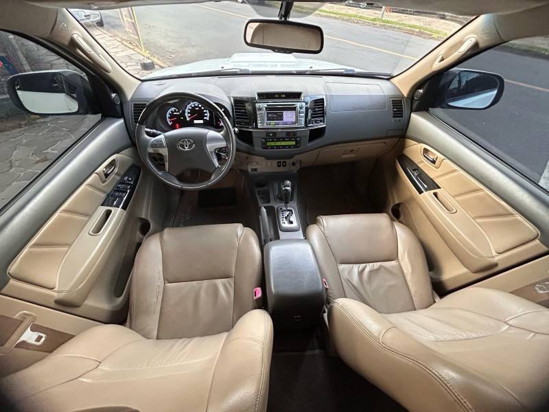 TOYOTA - HILUX SW4 - 2012/2013 - Branca - R$ 145.900,00