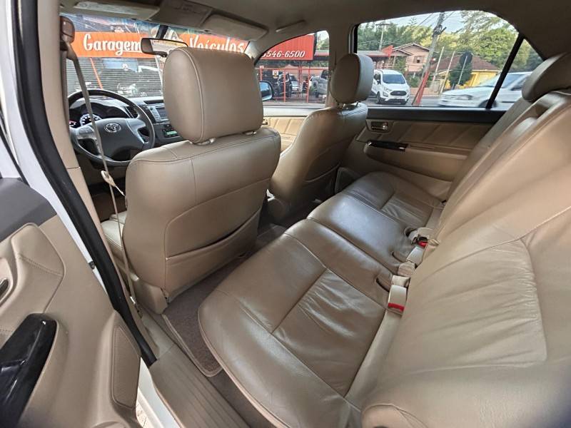 TOYOTA - HILUX SW4 - 2012/2013 - Branca - R$ 145.900,00