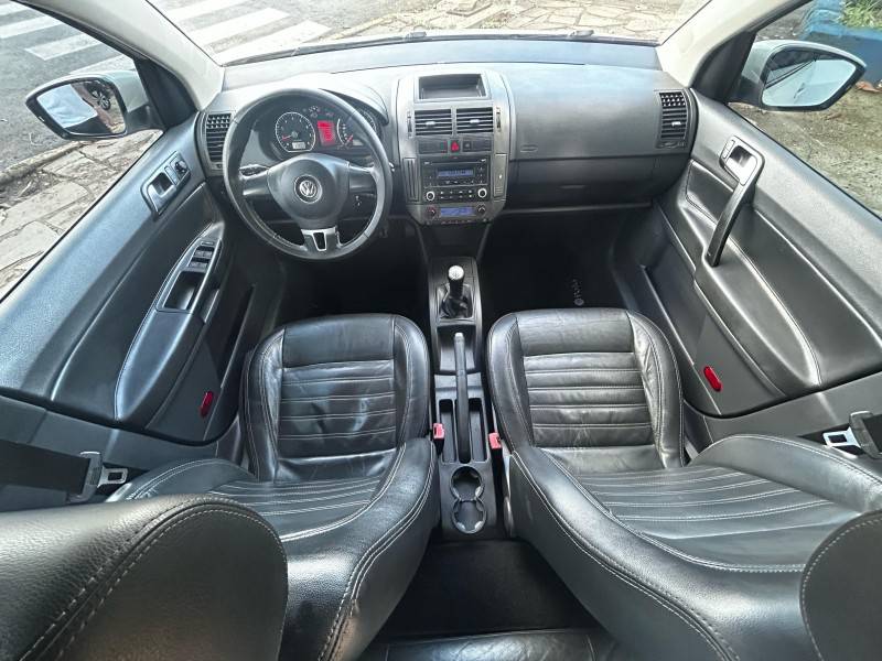 VOLKSWAGEN - POLO SEDAN - 2012/2013 - Preta - R$ 46.900,00