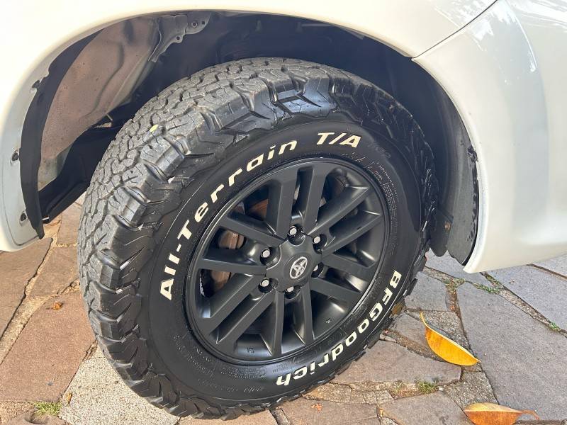TOYOTA - HILUX SW4 - 2012/2013 - Branca - R$ 145.900,00