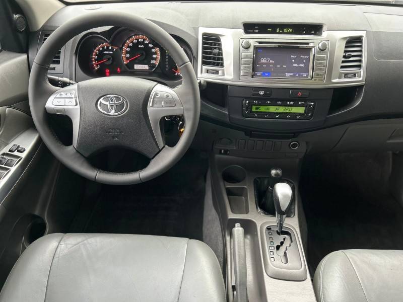 TOYOTA - HILUX - 2014/2014 - Branca - R$ 124.900,00
