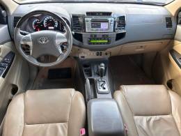 TOYOTA - HILUX SW4 - 2012/2013 - Branca - R$ 145.900,00