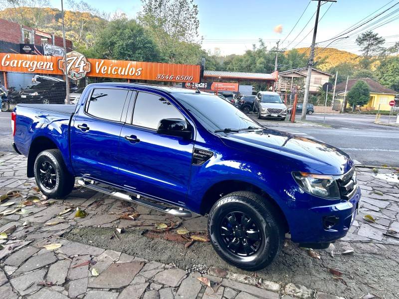 FORD - RANGER - 2013/2014 - Azul - R$ 86.900,00