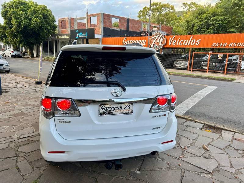 TOYOTA - HILUX SW4 - 2012/2013 - Branca - R$ 145.900,00