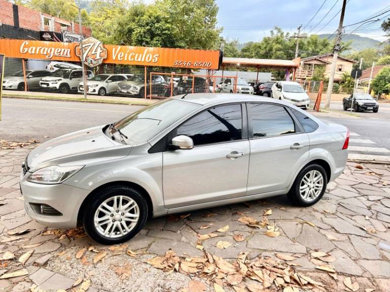 FORD - FOCUS - 2010/2011 - Prata - R$ 38.500,00