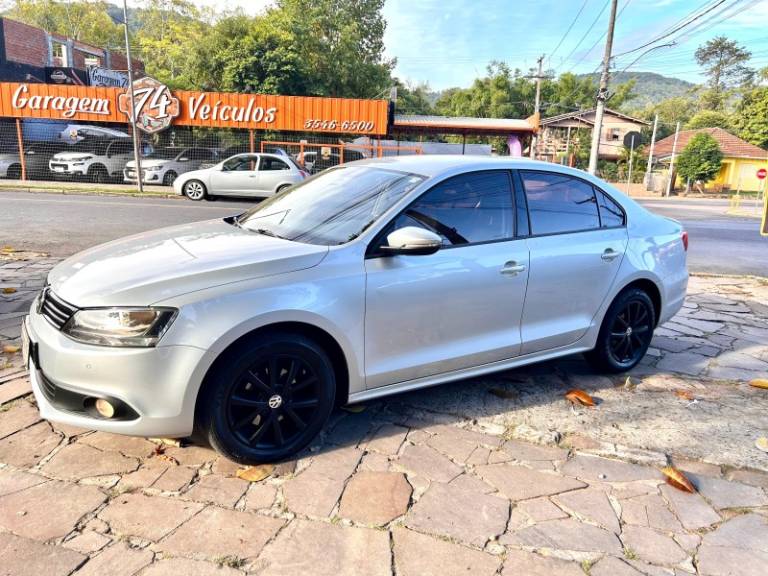 VOLKSWAGEN - JETTA - 2013/2013 - Prata - R$ 65.900,00