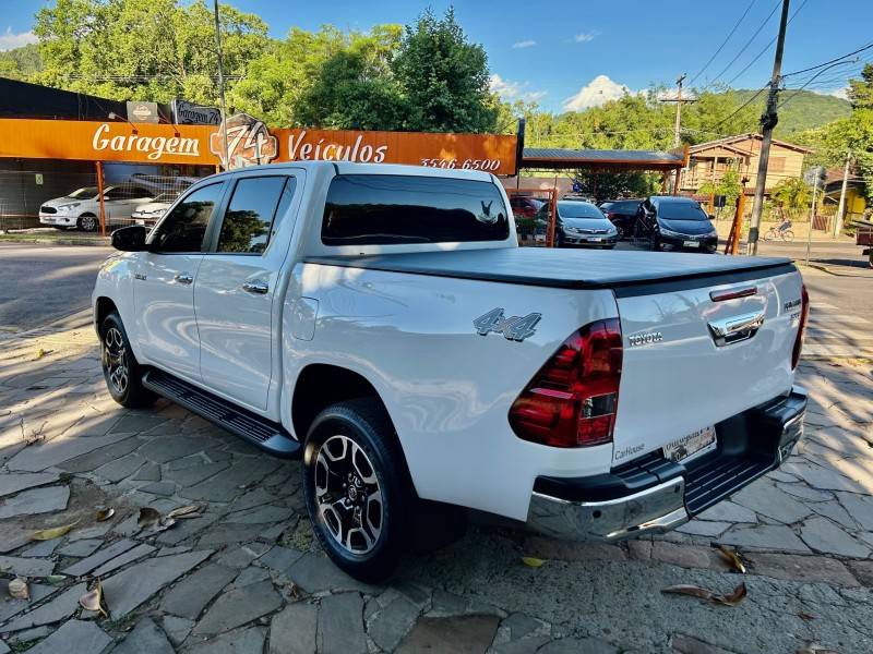 TOYOTA - HILUX - 2022/2022 - Branca - R$ 255.900,00