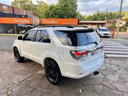 TOYOTA - HILUX SW4 - 2012/2013 - Branca - R$ 145.900,00