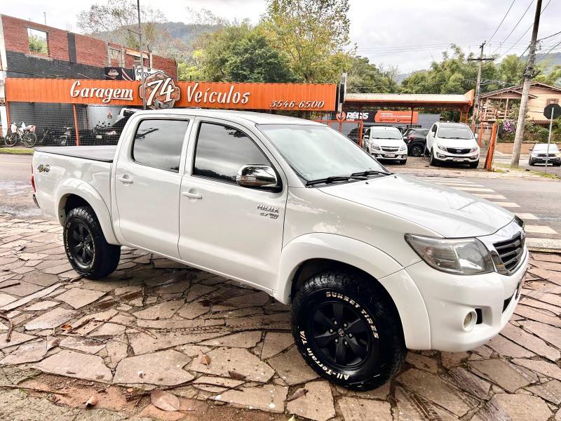 TOYOTA - HILUX - 2014/2014 - Branca - R$ 124.900,00