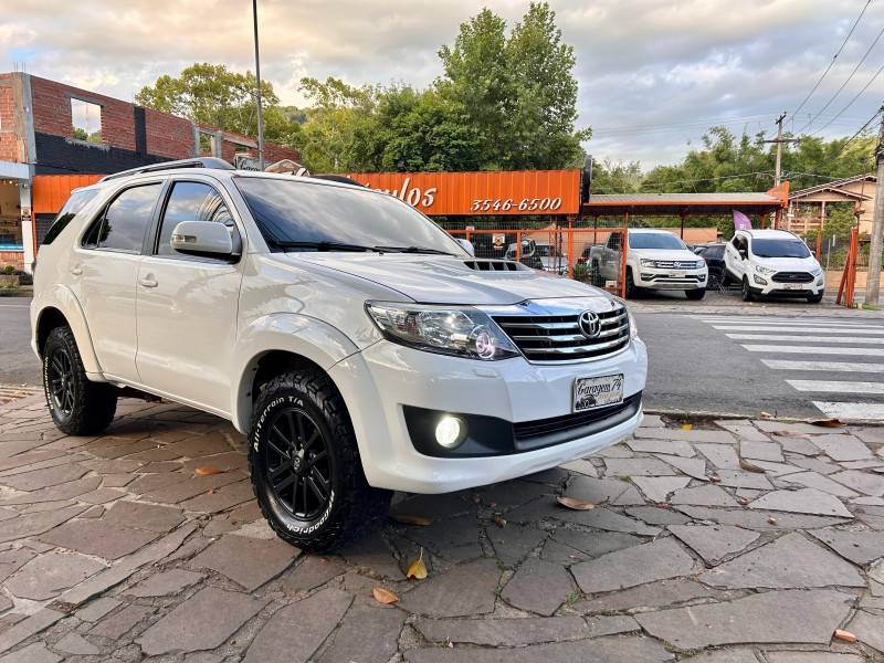 TOYOTA - HILUX SW4 - 2012/2013 - Branca - R$ 145.900,00
