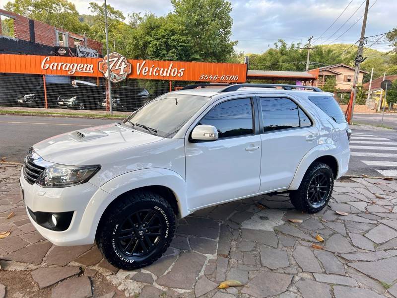 TOYOTA - HILUX SW4 - 2012/2013 - Branca - R$ 145.900,00