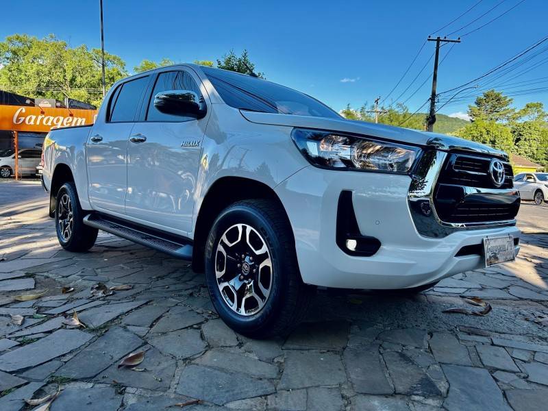 TOYOTA - HILUX - 2022/2022 - Branca - R$ 255.900,00