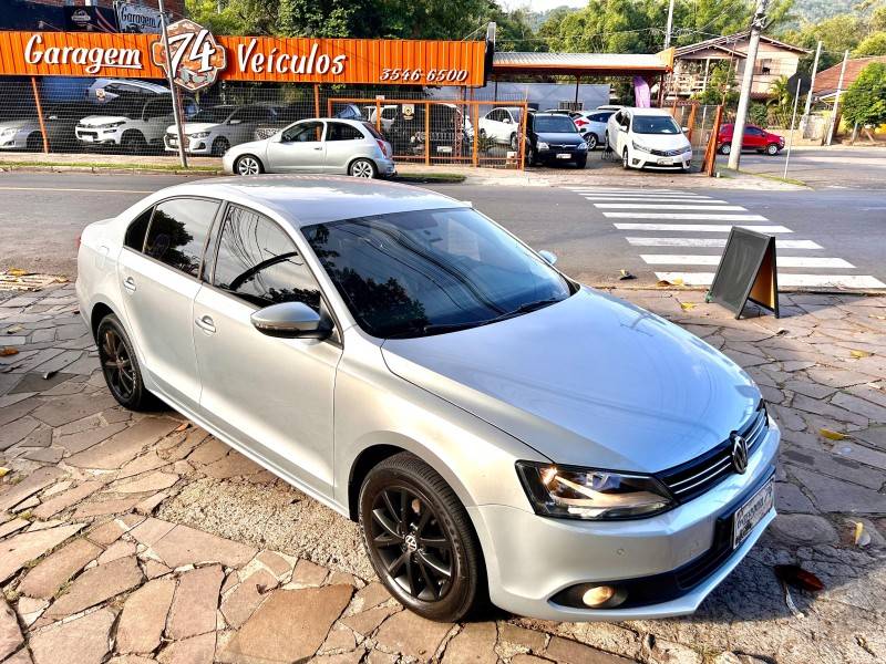 VOLKSWAGEN - JETTA - 2013/2013 - Prata - R$ 65.900,00