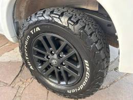 TOYOTA - HILUX SW4 - 2012/2013 - Branca - R$ 145.900,00