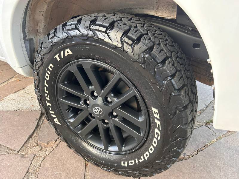 TOYOTA - HILUX SW4 - 2012/2013 - Branca - R$ 145.900,00