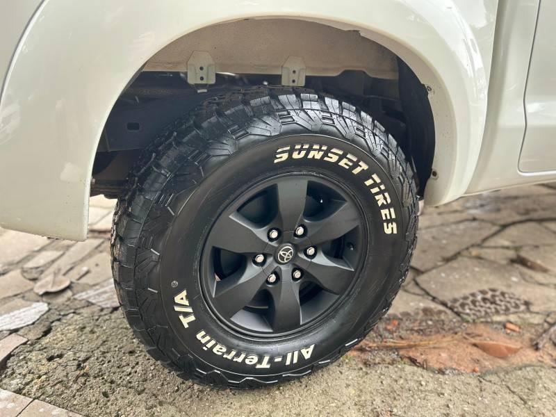 TOYOTA - HILUX - 2014/2014 - Branca - R$ 124.900,00