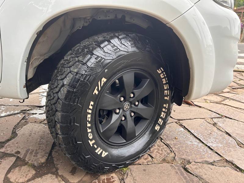 TOYOTA - HILUX - 2014/2014 - Branca - R$ 124.900,00