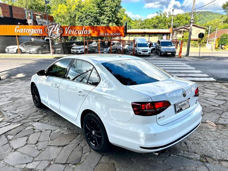 VOLKSWAGEN - JETTA - 2017/2017 - Branca - R$ 80.900,00
