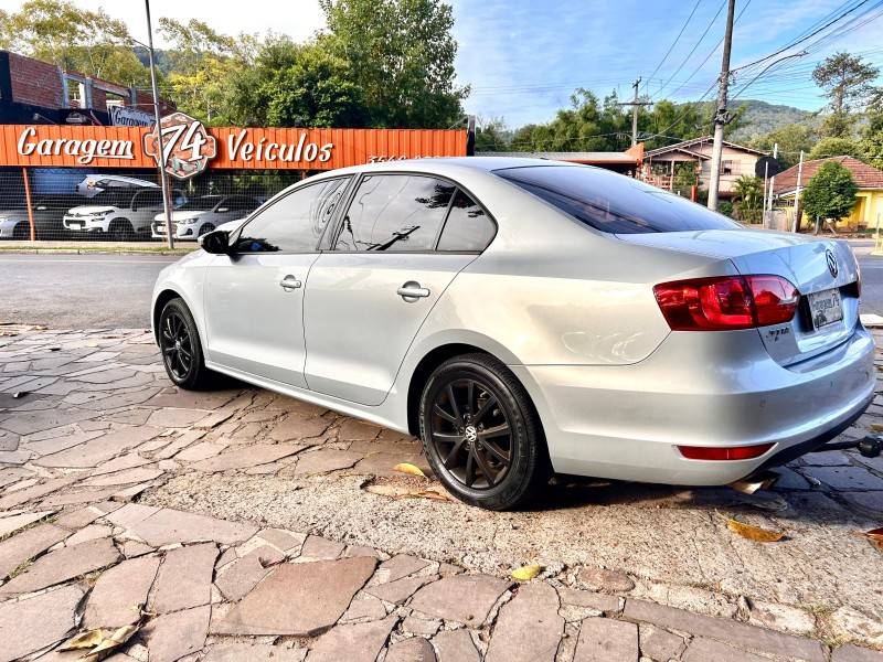 VOLKSWAGEN - JETTA - 2013/2013 - Prata - R$ 65.900,00