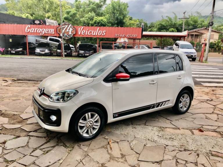 VOLKSWAGEN - UP - 2017/2018 - Branca - R$ 65.900,00
