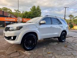 TOYOTA - HILUX SW4 - 2012/2013 - Branca - R$ 145.900,00