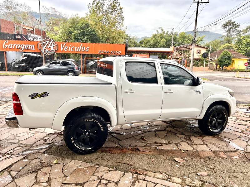TOYOTA - HILUX - 2014/2014 - Branca - R$ 124.900,00