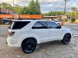 TOYOTA - HILUX SW4 - 2012/2013 - Branca - R$ 145.900,00