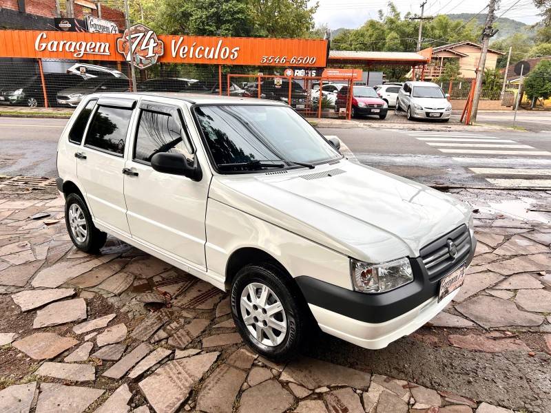 FIAT - UNO - 2011/2012 - Branca - R$ 25.900,00