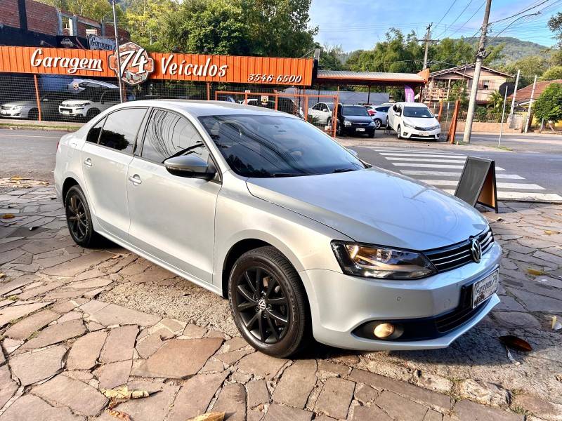 VOLKSWAGEN - JETTA - 2013/2013 - Prata - R$ 65.900,00