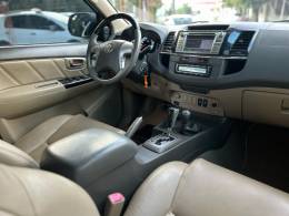 TOYOTA - HILUX SW4 - 2012/2013 - Branca - R$ 145.900,00