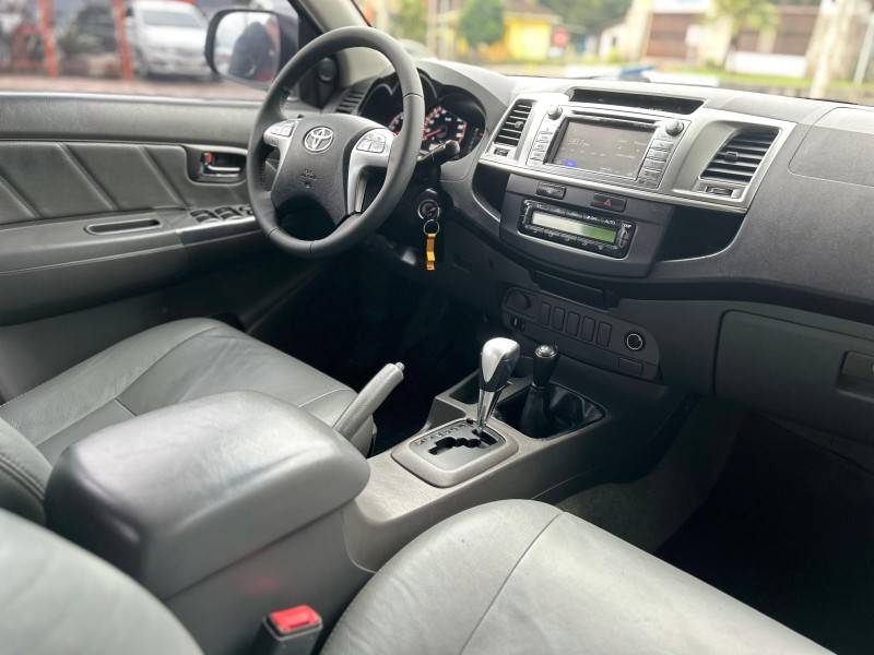 TOYOTA - HILUX - 2014/2014 - Branca - R$ 124.900,00